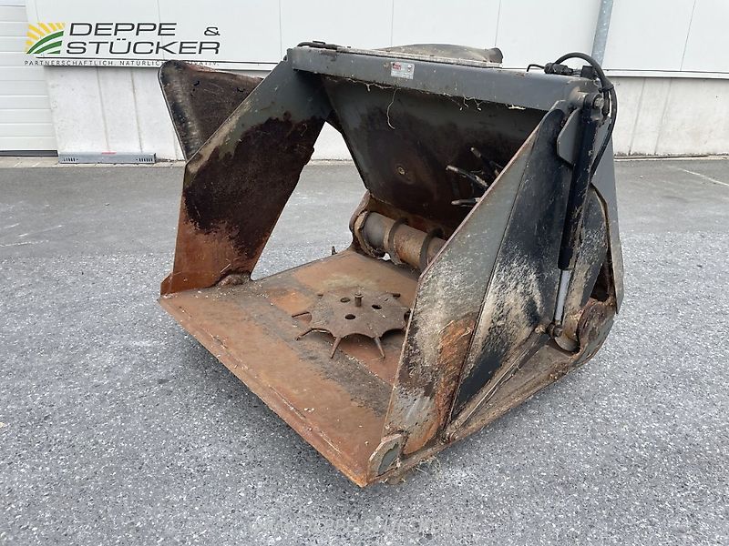 Futterverteilschaufel mit Weidemannaufnahme