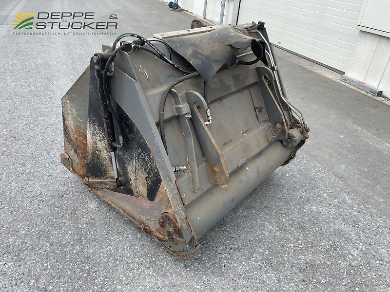 Futterverteilschaufel mit Weidemannaufnahme