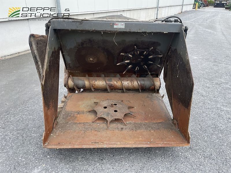 Futterverteilschaufel mit Weidemannaufnahme