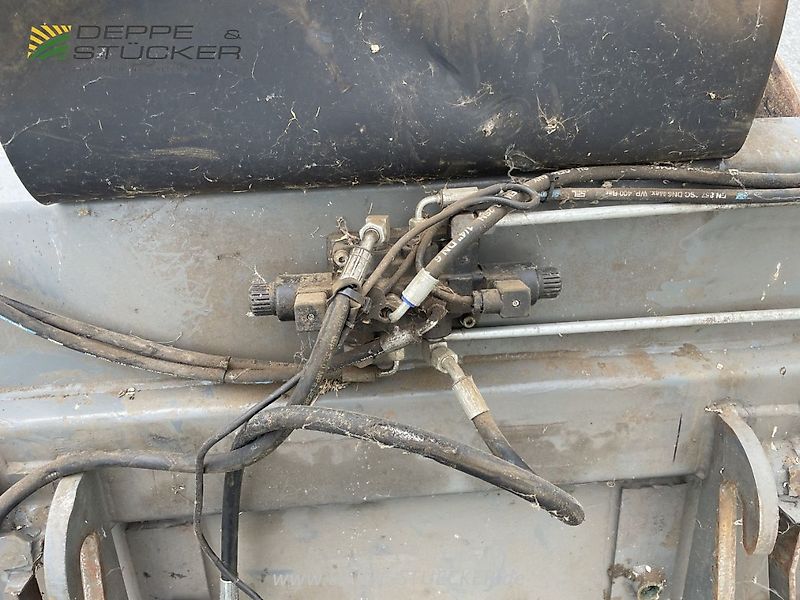 Futterverteilschaufel mit Weidemannaufnahme