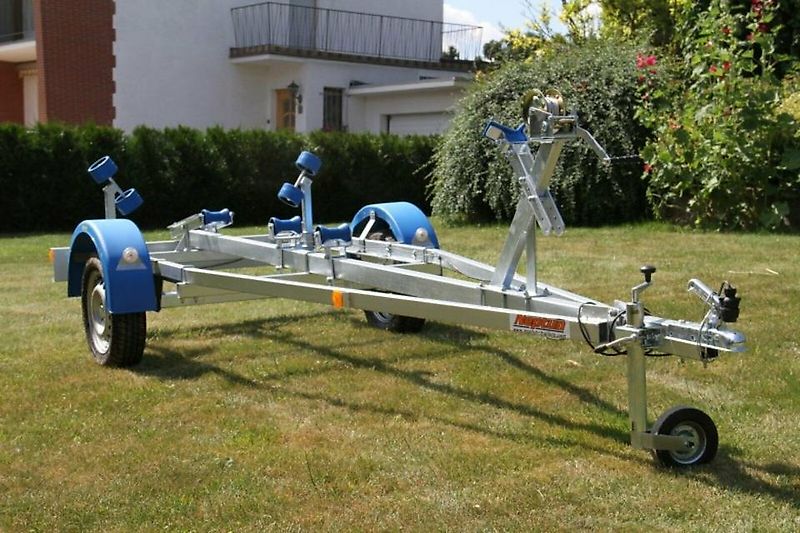 Neptun Navy Bootsanhänger für Boote von 310-550cm Länge 750 kg