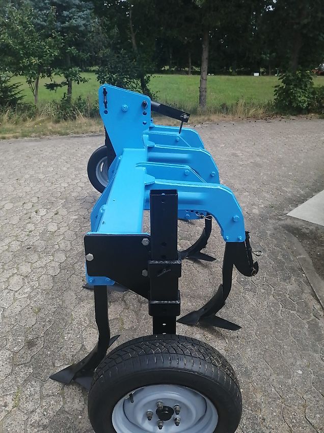 Heilers Frontgrubber 250cm Ideal zur Gülleeinarbeitung 6 Flügelstile mit 420mm breite bis zu 850mm Arbeitstiefe möglich Frontanbau Heckanbau Gummistützräder 600mm über Lochschiene Tiefeneinstellung Flügelschargrubber