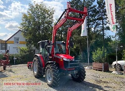 Massey Ferguson MF 4708 M mit Frontlader