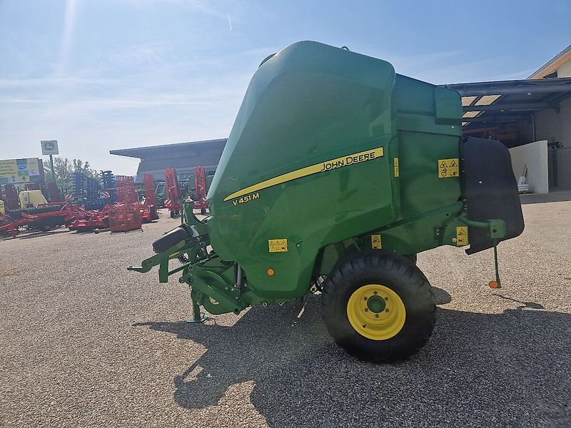 John Deere V451M