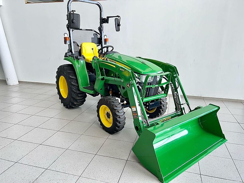 John Deere 3038E