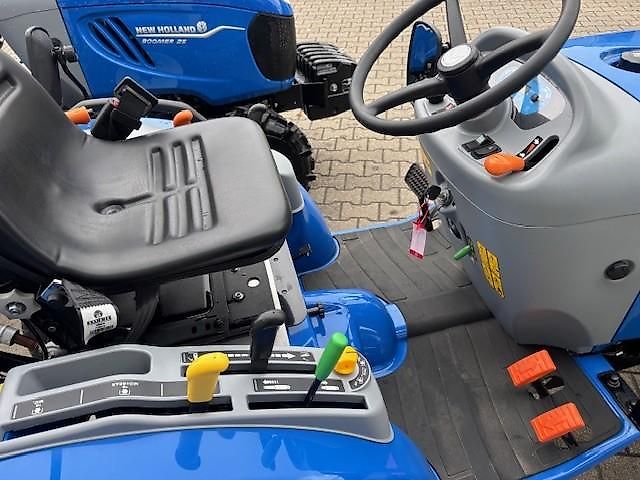 New Holland BOOMER 25 HST