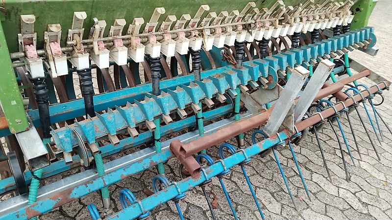 Köckerling Kombimat 300 Reihenabstand 30 cm 10 Reihig Saatkasten Amazone Modell D9 30 Reihen auf 3m Drilleinheit