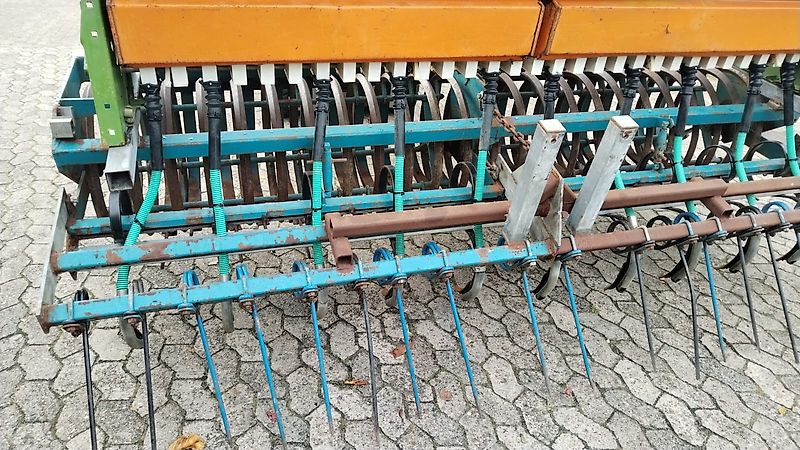 Köckerling Kombimat 300 Reihenabstand 30 cm 10 Reihig Saatkasten Amazone Modell D9 30 Reihen auf 3m Drilleinheit